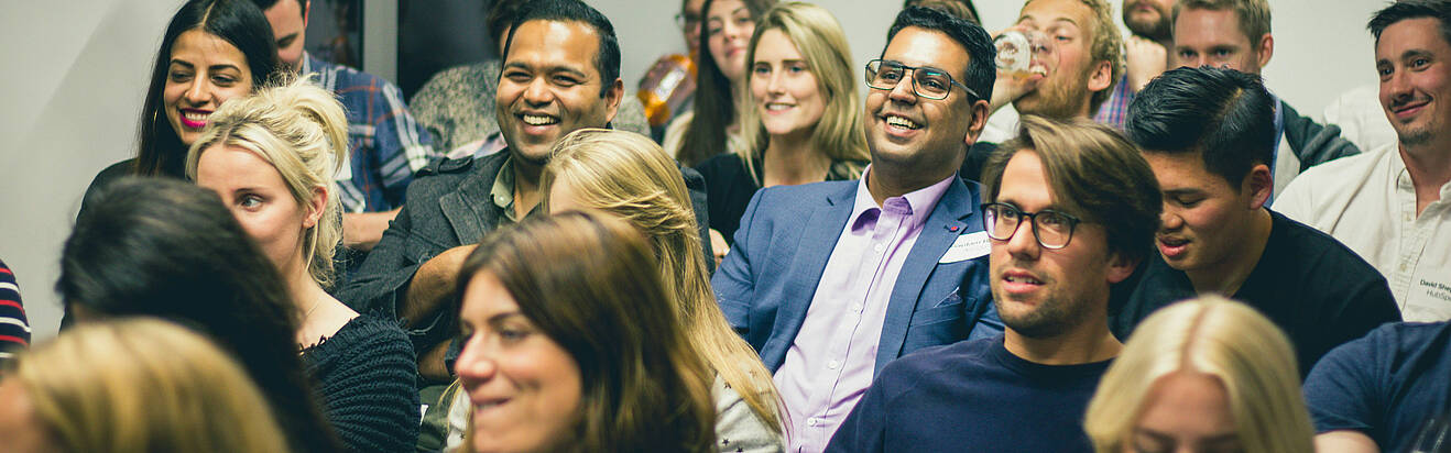 Bild von Kursteilnehmern sitzend